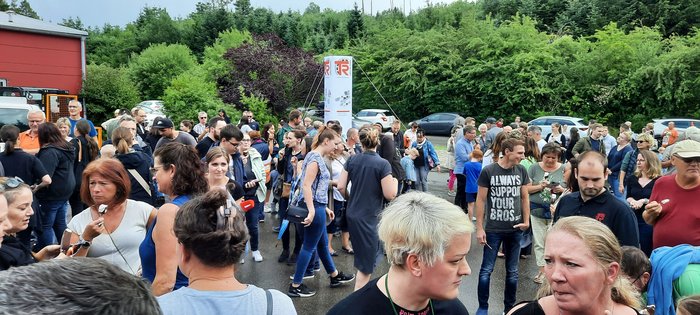 Viele Menschen besuchen den SWR3 Eistruck in Trossingen